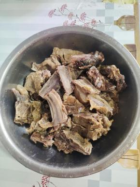 用水清洗干净沥干水分备用！