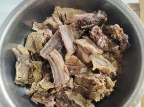 用水清洗干净沥干水分备用！