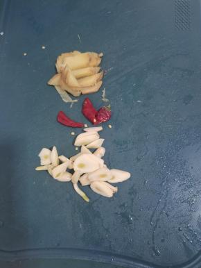 蒜瓣切成小块，生姜切成片，干辣椒切成段备用！