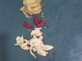 蒜瓣切成小块，生姜切成片，干辣椒切成段备用！