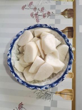 白萝卜削皮洗净切成小块备用！