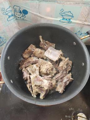 起锅烧油放入腊排煸炒至出香味儿！