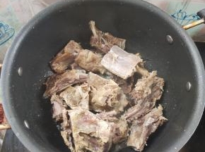 起锅烧油放入腊排煸炒至出香味儿！