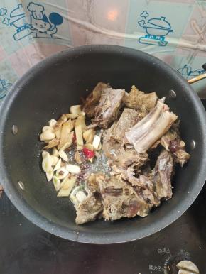 放入生姜，花椒，蒜瓣，干辣椒爆香！