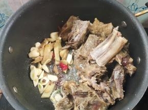 放入生姜，花椒，蒜瓣，干辣椒爆香！