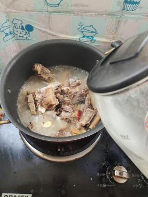 倒入适量的开水！（水要一次性加够！）