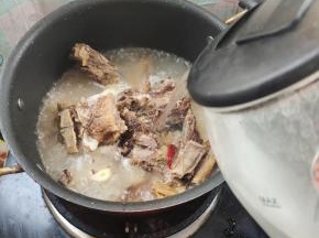 倒入适量的开水！（水要一次性加够！）