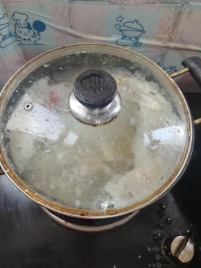 盖上盖子，调小火慢炖一个小时！