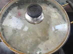 盖上盖子，调小火慢炖一个小时！