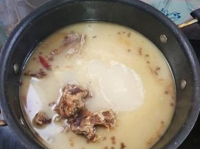 炖至腊排离骨就可以了！