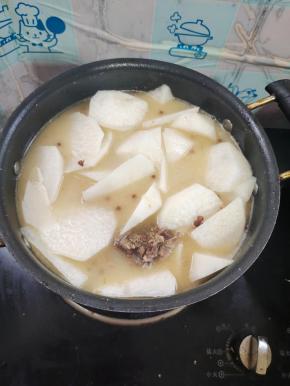 放入白萝卜，煮至萝卜熟了即可！