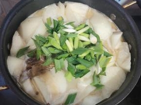 放入蒜苗！