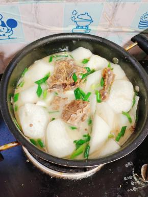 起锅前放入适量的鸡精和胡椒粉即可食用！