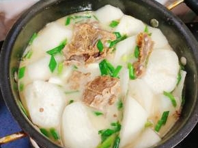 起锅前放入适量的鸡精和胡椒粉即可食用！