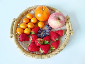 选择新鲜的水果来煮水果茶。