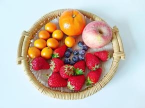 选择新鲜的水果来煮水果茶。