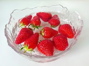 把草莓放入清水中。