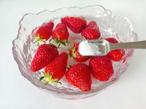 加少许食用盐清洗去表面的灰尘。