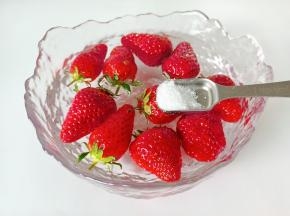 加少许食用盐清洗去表面的灰尘。