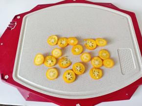 金桔切成薄片去籽。