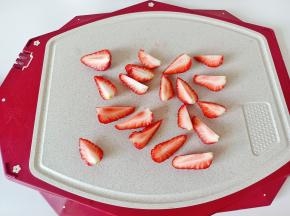 把每个草莓切成四份。