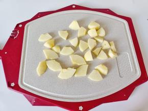 苹果削皮，切成小块。