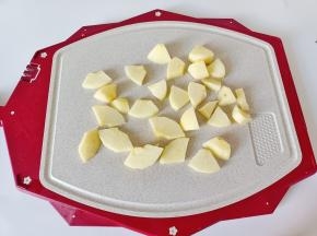 苹果削皮，切成小块。