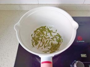 锅里加上茶叶。
