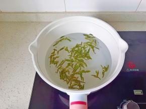 加适量的清水煮五分钟。