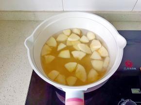 捞去茶叶，放上苹果。