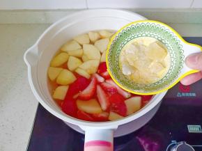 加少许的冰糖，开大火煮。