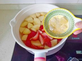 加少许的冰糖，开大火煮。