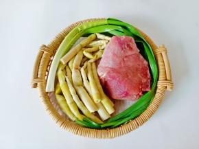  准备好新鲜的食材【笋提前焯水】