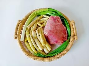  准备好新鲜的食材【笋提前焯水】