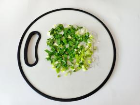 蒜苗洗净切成小粒。