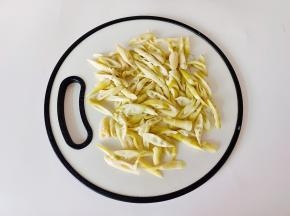 鲜笋切成滚刀块。