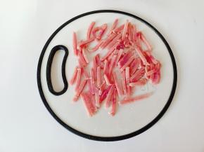 猪肉切成细丝。