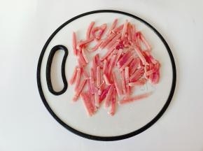 猪肉切成细丝。
