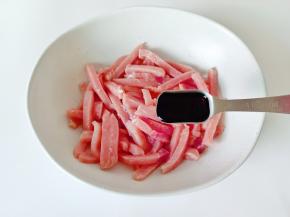 猪肉放在碗里加生抽一勺。