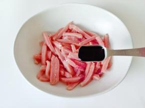 猪肉放在碗里加生抽一勺。