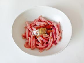 加半勺盐与五香粉。