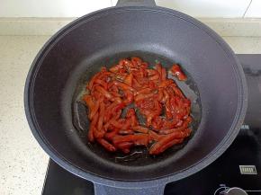 热锅热油放入肉丝翻炒。