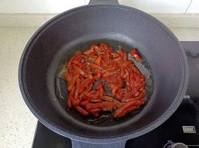 热锅热油放入肉丝翻炒。