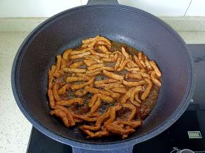 翻炒到肉丝变色。