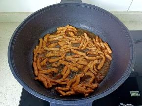 翻炒到肉丝变色。