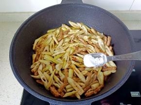 加盐半勺翻炒均匀。