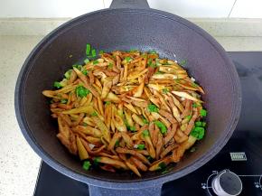 出锅前撒蒜苗翻炒均匀即可！