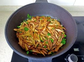 出锅前撒蒜苗翻炒均匀即可！