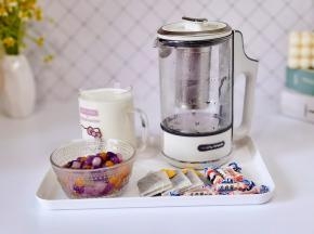 准备食材，彩色芋圆提前煮熟。