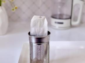 首先将红茶包放茶篮中。